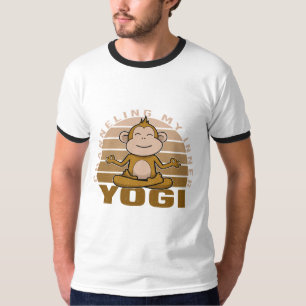 Grappige lieve aap doet yoga. grappige yogahouding t-shirt