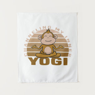 Grappige lieve aap doet yoga. grappige yogahouding wandkleed