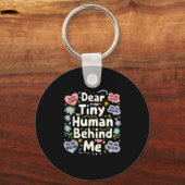Grappige lieve kleine mens achter me sleutelhanger (Voorkant)