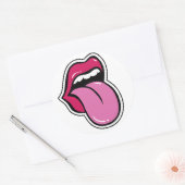 Grappige lippen zijn roze. Shows in de mond. Pop A Ronde Sticker (Envelop)