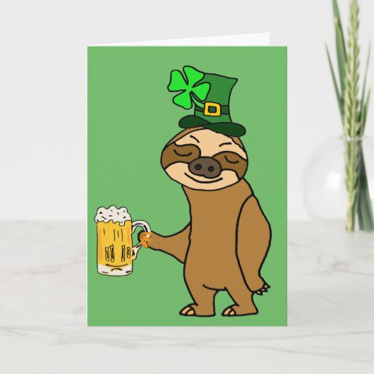 Grappige Luiaard die St. Patrick van het Bier het Kaart (Voorkant)