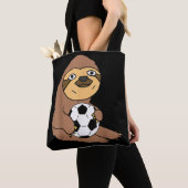 Grappige luiaard die voetbal speelt tote bag (Dichtbij)