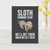 Grappige Luiaard Hardloopteam Kaarten Humor Dieren (Gele Bloem)