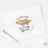 Grappige Luiaard “Ik Ben Energiezuinig” Sticker (Envelop)