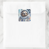 Grappige luiaard in astronautenpak in de ruimte vierkante sticker (Tas)