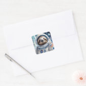 Grappige luiaard in astronautenpak in de ruimte vierkante sticker (Envelop)