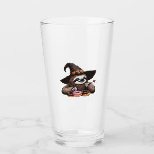 Grappige luiaard in heksenhoed die donuts geniet - glas