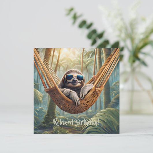 Grappige luiaard met zonnebril in een hangmat (Staand voorkant)