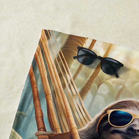 Grappige luiaard met zonnebril in een hangmat, per strandlaken (In situ)