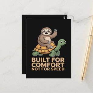 Grappige luiaard rijdt op schildpad briefkaart