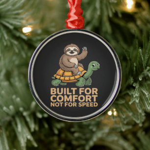 Grappige luiaard rijdt op schildpad metalen ornament