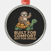 Grappige luiaard rijdt op schildpad metalen ornament (Voorkant)