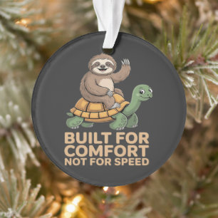 Grappige luiaard rijdt op schildpad ornament