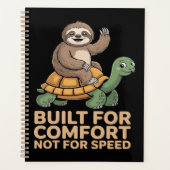 Grappige luiaard rijdt op schildpad planner (Voorkant)