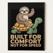 Grappige luiaard rijdt op schildpad planner (Achterkant)