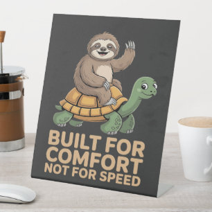 Grappige luiaard rijdt op schildpad reclamebord met voetstuk