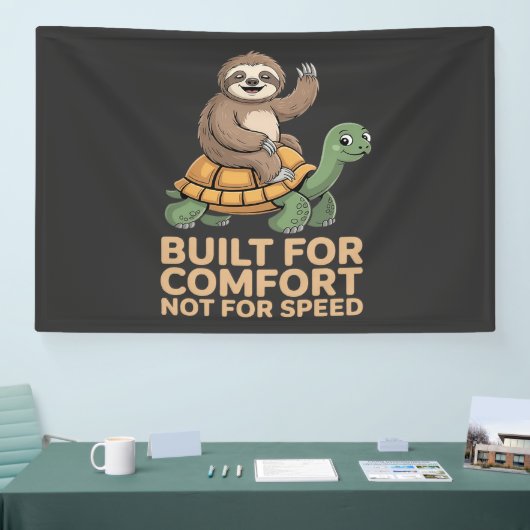 Grappige luiaard rijdt op schildpad spandoek (Beurs)
