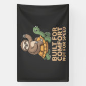 Grappige luiaard rijdt op schildpad spandoek (Verticaal)