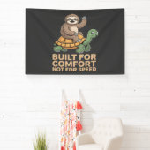 Grappige luiaard rijdt op schildpad spandoek (Insitu)