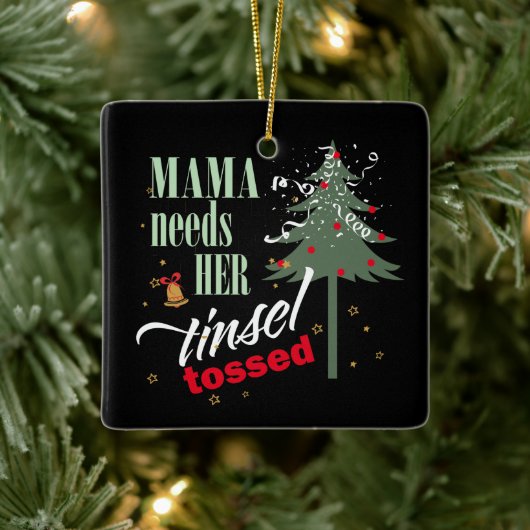 Grappige mama heeft haar Tinsel Tossed Blk ID1116  Keramisch Ornament (Boom)