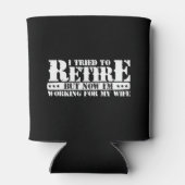 Grappige man pensioen - nu werken voor vrouw blikjeskoeler (Achterkant)