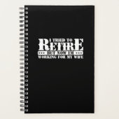 Grappige man pensioen - nu werken voor vrouw planner (Voorkant)