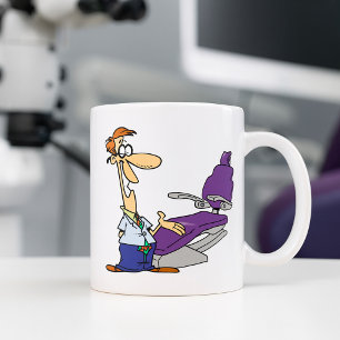 Grappige mannelijke tandarts en paarse tandartssto koffiemok