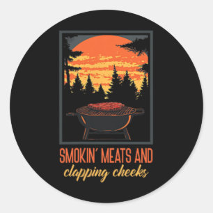 Grappige Mannen Bbq Shirt Smokin' Meats en klappen Ronde Sticker