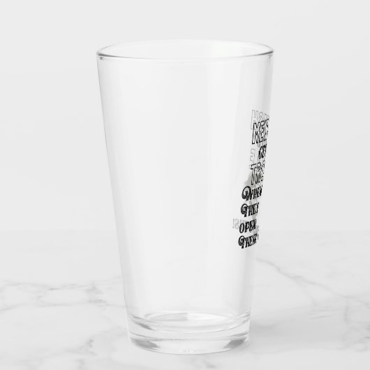 Grappige Mannen en Geviste Quote Problemen Open Mo Glas (Rechts)