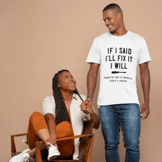 Grappige Mannen repareren het T-shirt