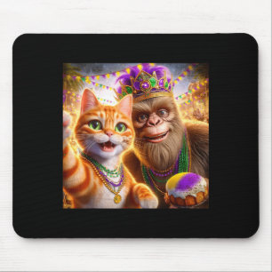 Grappige Mardi Gras Selfie Kat Bigfoot Citaat _1  Muismat