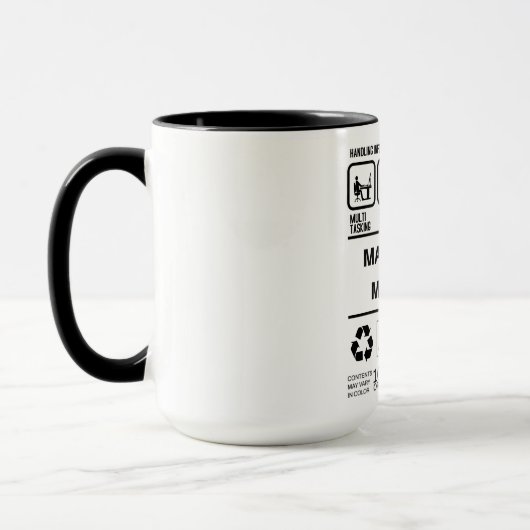 Grappige marketingmanager die informatie verwerkt mok (Links)