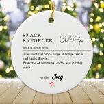Grappige Medewerker Werkplek Kantoor Christmas Mem Keramisch Ornament<br><div class="desc">Voeg wat humor toe aan uw vakantiedecor met ons "Snack Enforcer" Ornament! Perfect voor de onofficiële kantoor-held die snackdieven in toom houdt en koelkastmisdaden op afstand houdt. Met de geestige definitie: "De onofficiële kantoor-rechter van koelkastmisdaden en snackdieven. Beschermer van gemeenschappelijke koffie en overgebleven pizza, dit ornament is een hilarisch en...</div>