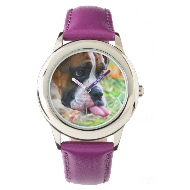 Grappige meisjes bokser hond foto tong uit kijken horloge (Voorkant)