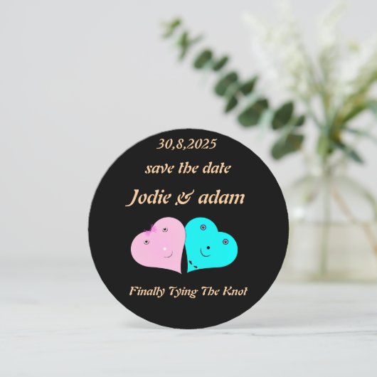 Grappige meneer en mevrouw harten save the date (Staand voorkant)