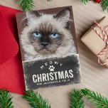 Grappige Meowy Kerstvakantie kat foto Feestdagenkaart<br><div class="desc">Alle kattenliefhebbers bellen! Stuur "Meowy Christmas" groeten naar vrienden en familie met deze leuke vakantiekaart met de foto van je kat op de voorkant en een leuk pootprint patroon op de achterkant. De tekst "Meowy Christmas" staat op een zwarte krijtbordachtergrond en wordt omgeven door een besneeuwde rand. Uw kaart is...</div>