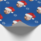 Grappige Merry Christmas Custom Santa Face Blue Cadeaupapier (Hoek)
