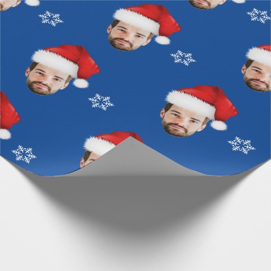 Grappige Merry Christmas Custom Santa Face Blue Cadeaupapier (Hoek)