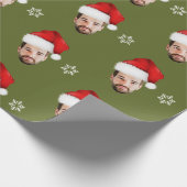 Grappige Merry Christmas Custom Santa Face Olive Cadeaupapier (Hoek)