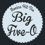 Grappige mijlpaal verjaardag - 50 jaar oud ronde sticker<br><div class="desc">Uw gasten zullen graag deze stickers zien op hun uitnodigingen,  of dragen om de nieuwste 50-jarige te ondersteunen.  stijl typografie ontwerp. Monogram met naam van verjaardagspersonen.</div>