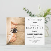 Grappige minimalistische social distancing zwanger aankondiging (Staand voorkant)