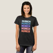 Grappige Moderne Repetitieve Tekst München München T-shirt (Voorkant volledig)