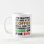 Grappige mok beslissen over koffie (Links)