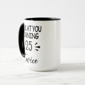 Grappige mok voor 50e verjaardag Kijk wie 25 is ge (Voorkant links)