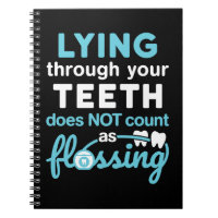 Grappige mondhygiënist die liegt over flossen