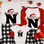 Grappige Monogrammed Familie Kerstmis Custom Santa T-shirt<br><div class="desc">Maak je klaar voor wat vakantieplezier met ons Funny Monogrammed Family Christmas Custom Santa T-shirt. Dit shirt is de ideale keuze voor gezinnen die Kerstmis willen vieren met een speelse twist en een gepersonaliseerde touch. Ons monogram familie kerst shirt is volledig aanpasbaar, zodat u de namen of initialen van uw...</div>