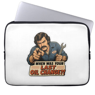 Grappige monteur olie verversen auto meme laptop sleeve