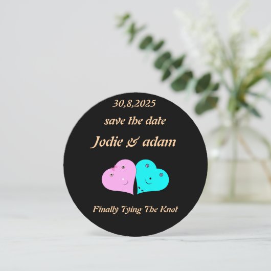 Grappige Mr & Mrs Hearts Uitnodiging (Staand voorkant)