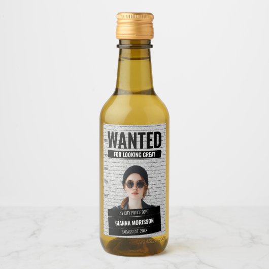Grappige Mugshot Gezocht Poster Aangepaste Naam & Wijn Etiket (Voorkant)