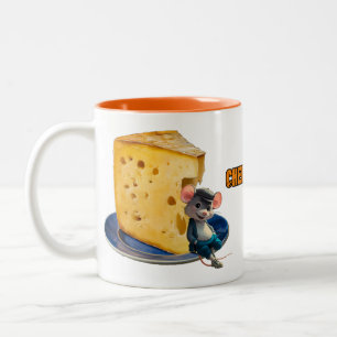 Grappige Muis Verliefd op een plakje Kaas op een Tweekleurige Koffiemok
